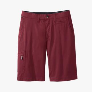 Bermuda rouge sur fond blanc, complètement étalé.