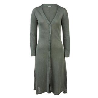Robe longue tricotée verte étalée sur un fond clair.