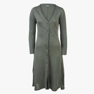 Robe longue tricotée verte étalée sur un fond clair.