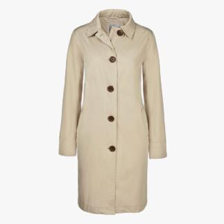 Vue avant d'un manteau de voyage beige avec de gros boutons sur fond neutre.