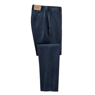 Jeans pour homme bleu foncé, couché sur une surface.