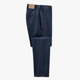 Jeans pour homme bleu foncé, couché sur une surface.