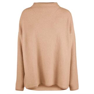 Pull en cachemire beige à col roulé avec une coupe décontractée.