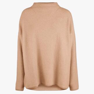Pull en cachemire beige à col roulé avec une coupe décontractée.