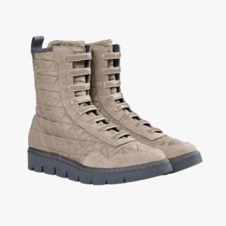 Bottes à enfiler beiges avec tige haute et lacets.