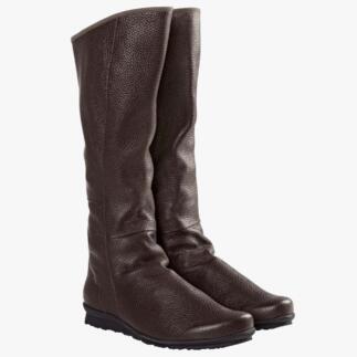 Bottes en cuir de cerf marron avec tige haute et semelle plate.