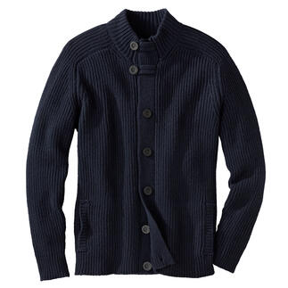 Cardigan Raglan Fisherman bleu foncé avec boutons et deux poches.
