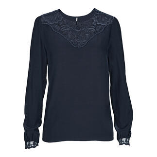 Blouse en dentelle noire avec col rond et manches longues sur fond blanc.