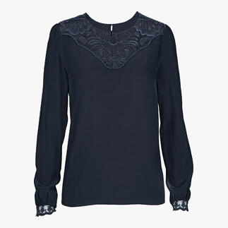 Blouse en dentelle noire avec col rond et manches longues sur fond blanc.