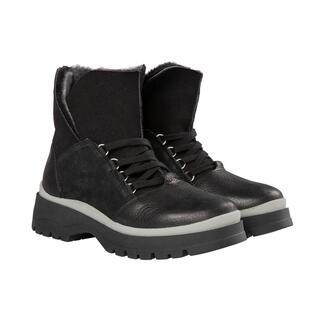 Une paire de chaussures de randonnée noires, vue de côté.