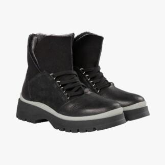 Une paire de chaussures de randonnée noires, vue de côté.