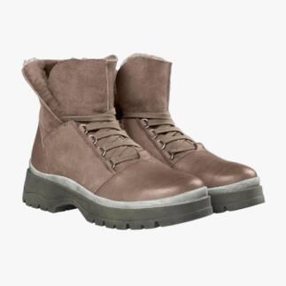 Bottes de randonnée en brun clair, vues de face avec lacets.