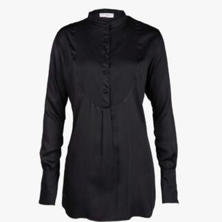 Vue avant d'une tunique plastron noire avec détails de boutons