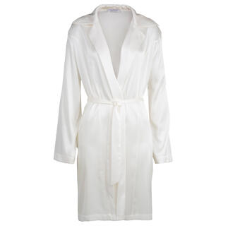 Robe de chambre ou Chemise de nuit en soie stretch La combinaison féminine d’une robe de chambre et d’une chemise de nuit. Par Eva B. Bitzer.