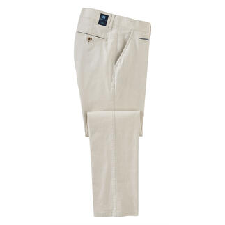 Pantalon en lin beige plié soigneusement avec des poches.
