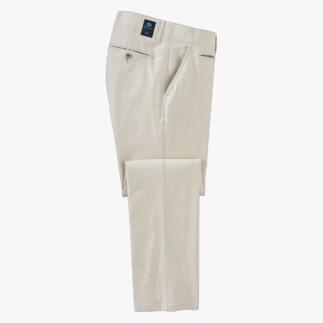 Pantalon en lin beige plié soigneusement avec des poches.