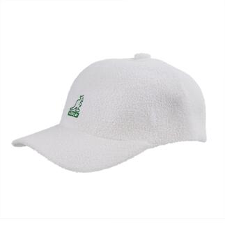 Casquette en terry blanche avec le logo KANGOL vert sur le côté.