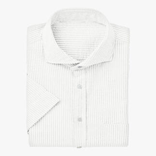 Chemise seersucker blanche pliée avec manches courtes et poche poitrine.