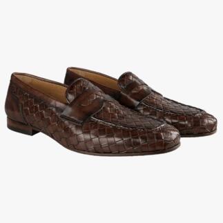 Deux mocassins tressés marron côte à côte sur fond blanc.
