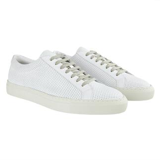 Deux sneakers en cuir perforé blancs côte à côte.
