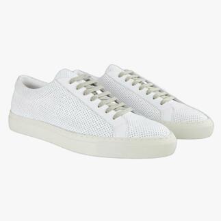Deux sneakers en cuir perforé blancs côte à côte.
