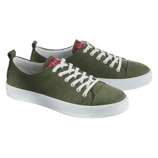 Baskets en nubuck lavables en kaki avec semelle claire, vues sous deux angles.