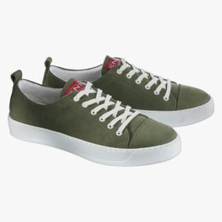 Baskets en nubuck lavables en kaki avec semelle claire, vues sous deux angles.