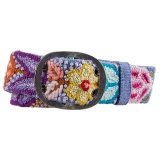 Ceinture péruvienne bleu clair avec motifs floraux colorés.