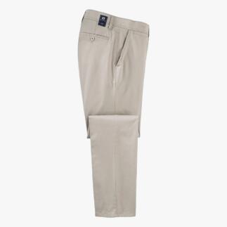 Pantalon de voyage léger en position debout, montrant la vue de côté et la forme.