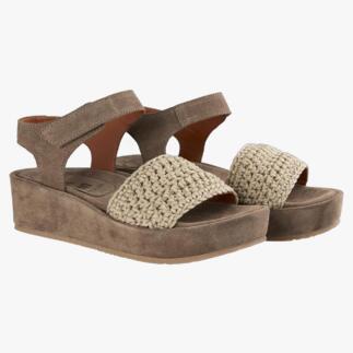 Sandales plates-formes en crochet marron avec bandes en crochet.