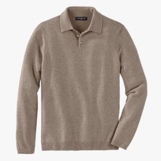 Pull en cachemire beige clair sur fond blanc.