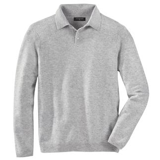 Pull en cachemire gris clair sur fond blanc.