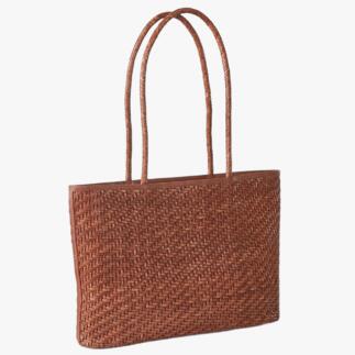 Sac tressé brun vu de côté.