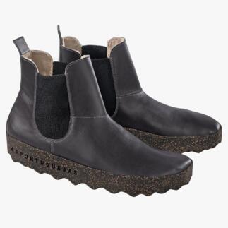 Paire de bottes Chelsea noires avec semelle en liège sur fond blanc