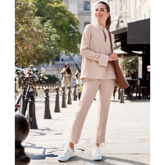 Femme en ensemble SLY010 24 heures deux pièces, posant à l'extérieur.