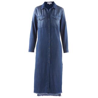 Vue de face d'une blouse en denim longue avec des boutons pression et des poches poitrine.