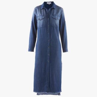 Vue de face d'une blouse en denim longue avec des boutons pression et des poches poitrine.