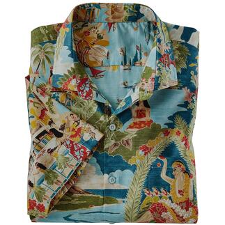 Chemise Aloha pliée avec des motifs colorés sur un fond clair.