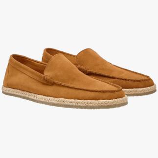 Deux mocassins espadrille bruns côte à côte sur un fond clair.