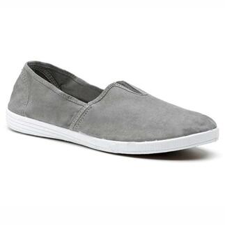 Chaussure slip-on grise sans lacets.