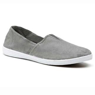 Chaussure slip-on grise sans lacets.