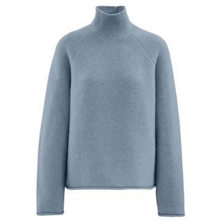 Pull boxy bleu clair à col montant.