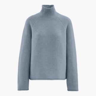 Pull boxy bleu clair à col montant.