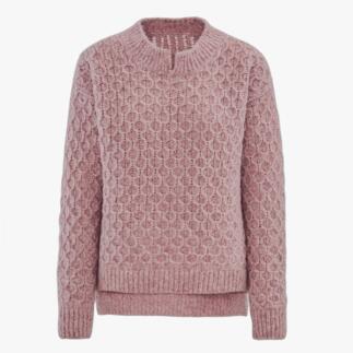 Pull rose avec surface texturée, col haut et coupe décontractée.