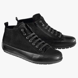 Baskets montantes noires en daim, présentées en paire.
