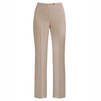 Pantalon beige de voyage, vue avant avec fermeture éclair et bouton.