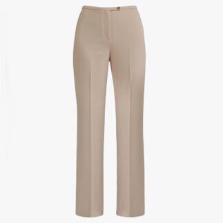 Pantalon beige de voyage, vue avant avec fermeture éclair et bouton.