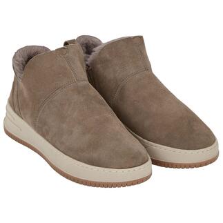 Deux sneakers en agneau marron côte à côte.