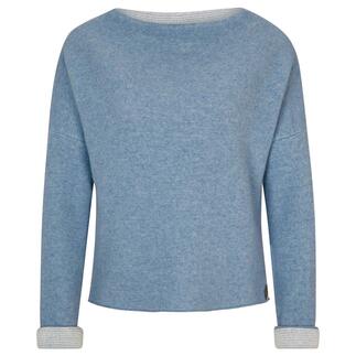 Pull bleu avec un col large et des poignets rayés.