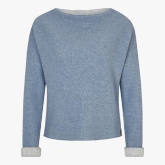 Pull bleu avec un col large et des poignets rayés.
